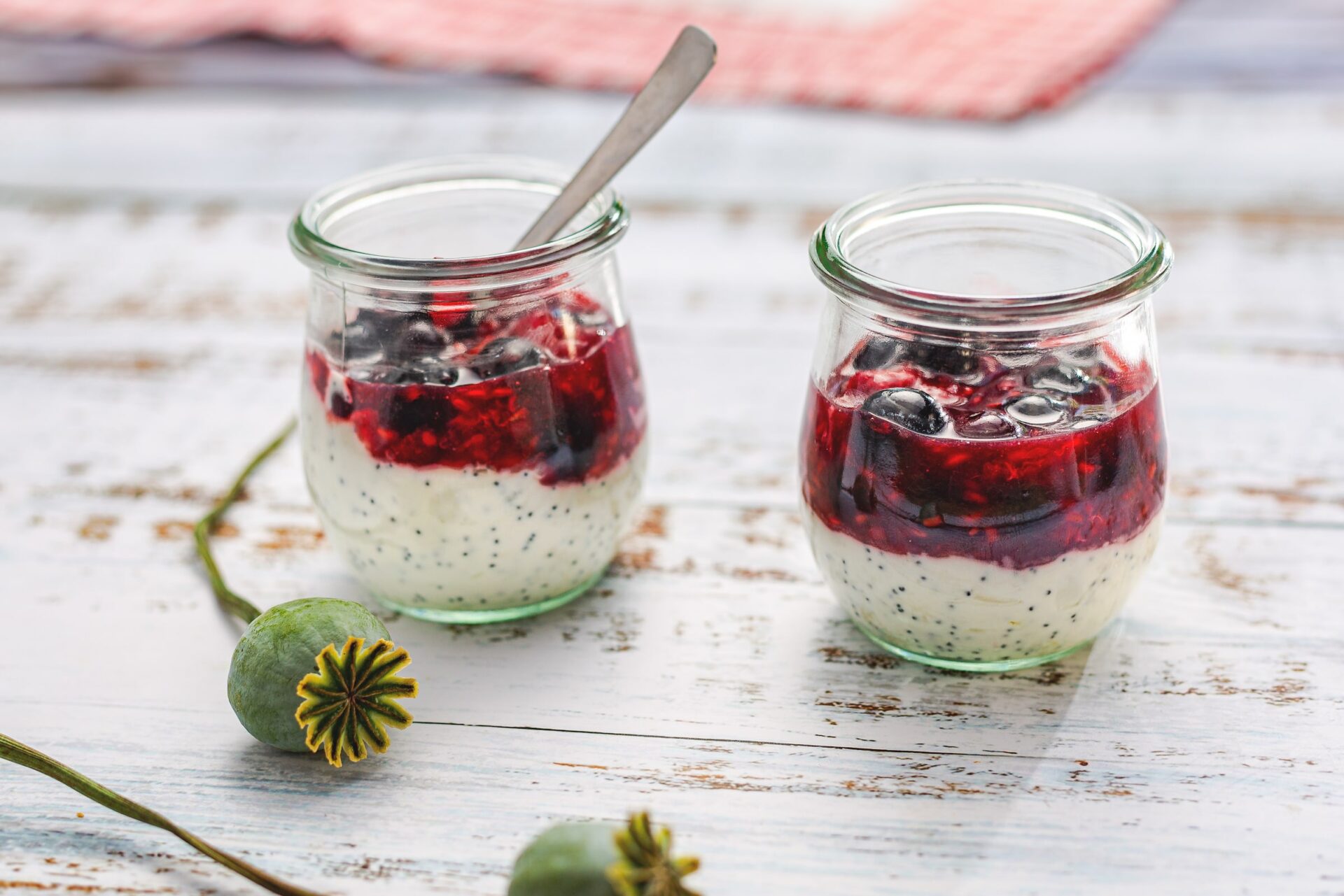 Mohncreme mit Beerenmix - Landgemachtes
