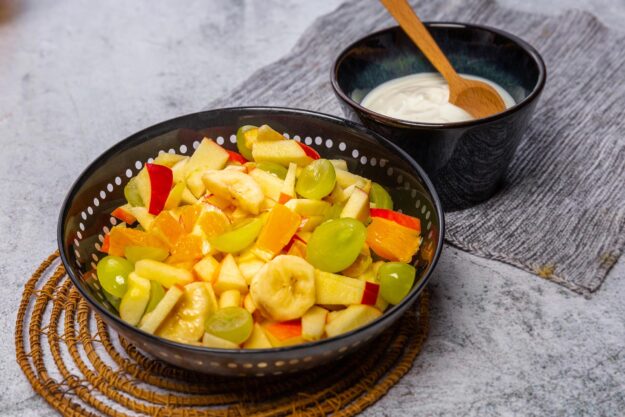 Obstsalat_fuer_Kinder_mit_Naturjoghurt1 Serviervorschlag: Obstsalat mit Joghurt