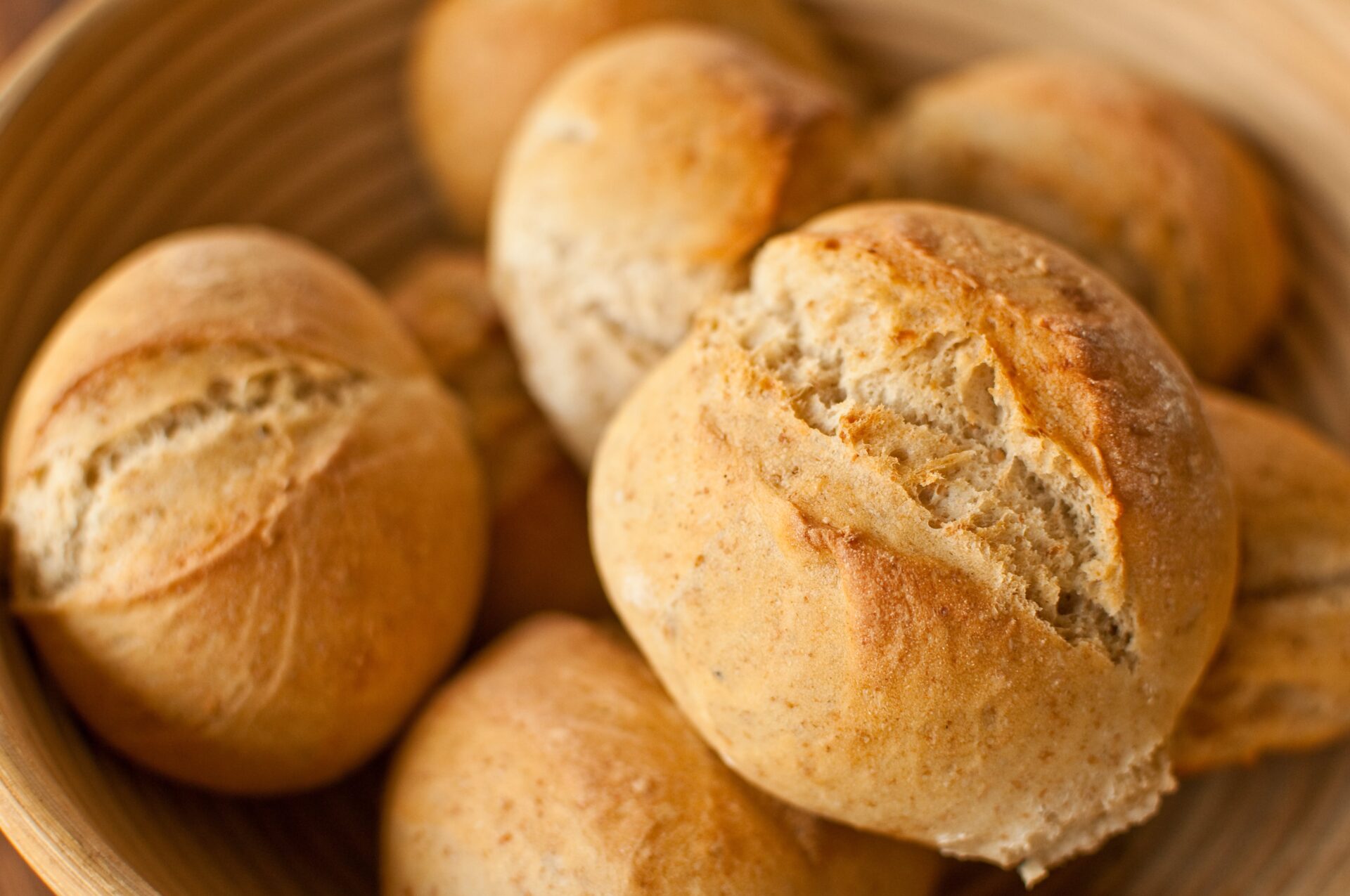 Serviervorschlag: Dinkelschrotbrötchen