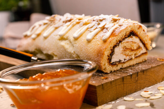 Landgemachtes_Biskuitrolle_mit_Schmandcreme_02