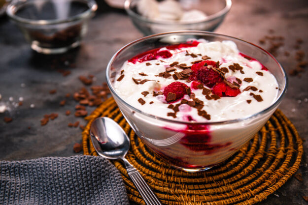 Landgemachtes_Himbeer-Baiser-Dessert_01 Serviervorschlag: Himbeertraum