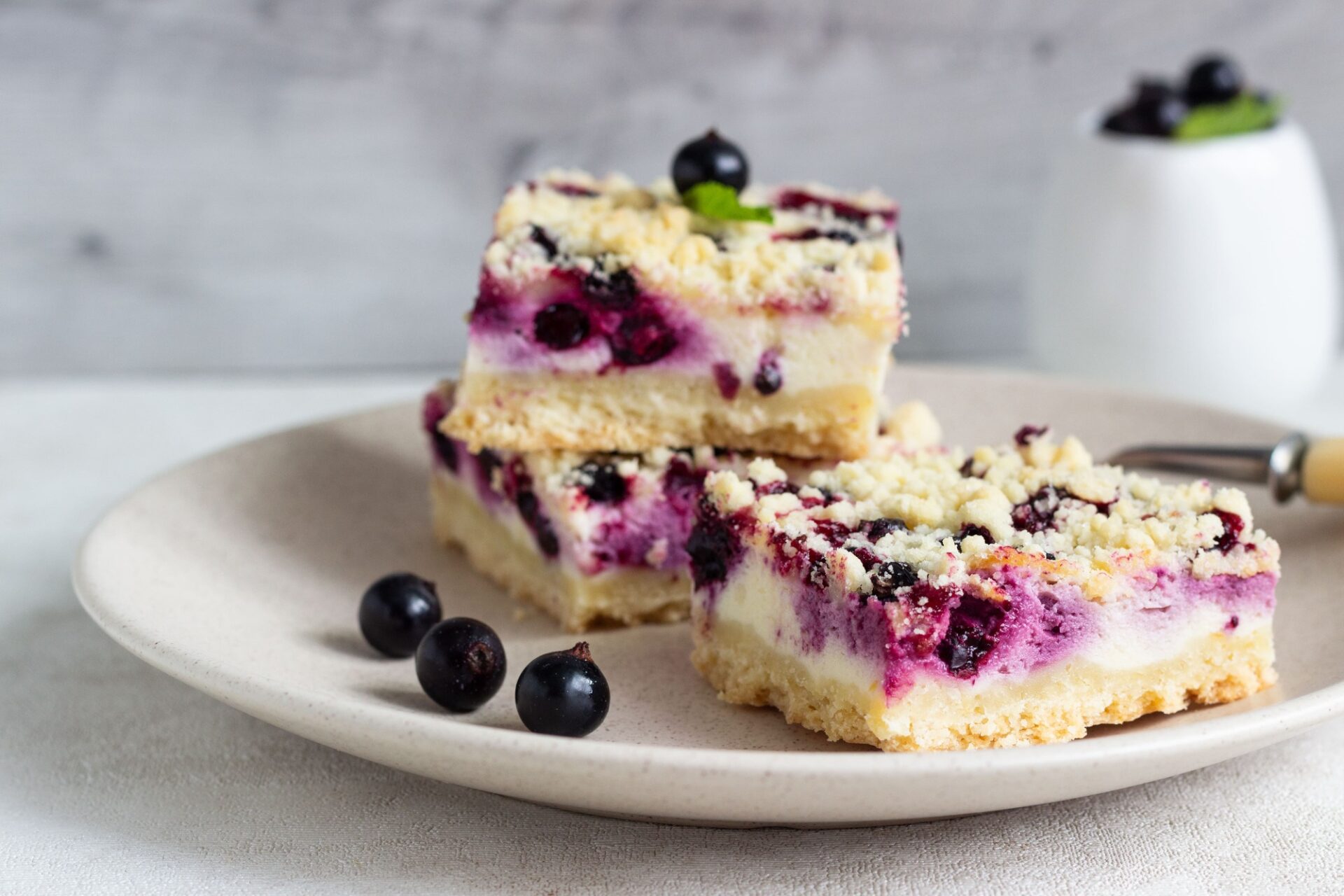 Serviervorschlag: Blaubeer-Käsekuchen mit Streusel