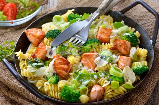 Lachs Nudel Pfanne_AdobeStock_ kab-vision _124472919_web Serviervorschlag Lachs Nudel Pfanne