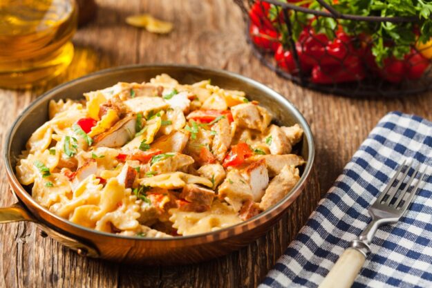 Nudeln mit 4 Käse Soße_AdobeStock_ gkrphoto _197453349 Serviervorschlag: Nudeln in vier Käse Soße mit Hähnchenfilet