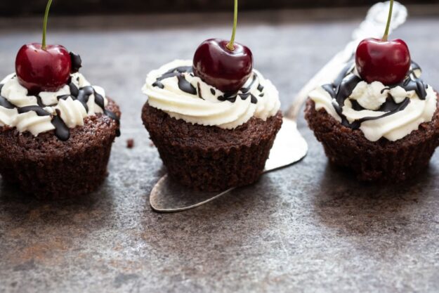 Schwarzwälder Kirsch-Cuppcakes_AdobeStock_bilderhexchen_211488115 Serviervorschlag: Schwarzwälder Kirsch Cupcakes