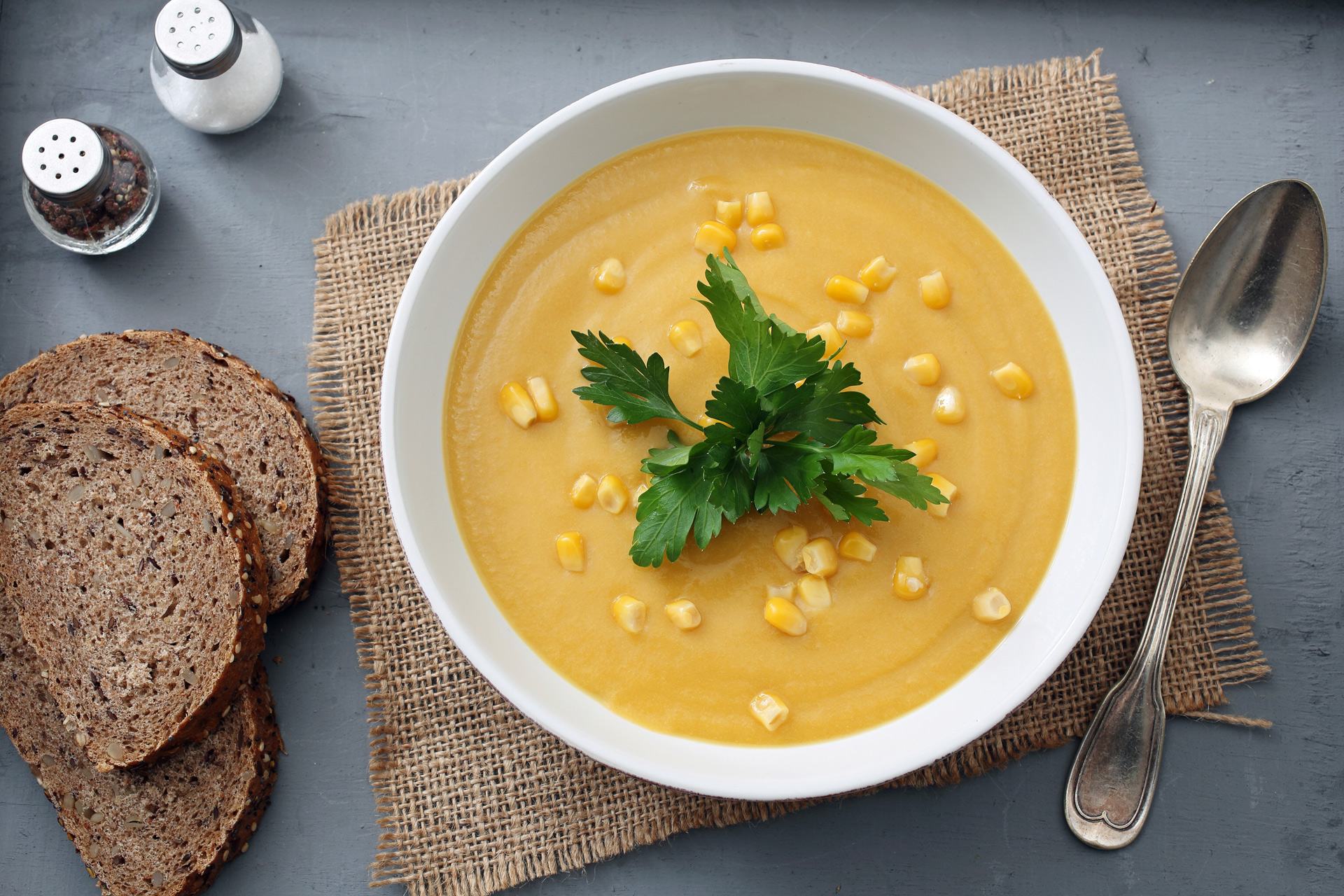 Serviervorschlag: Möhren-Mais-Suppe