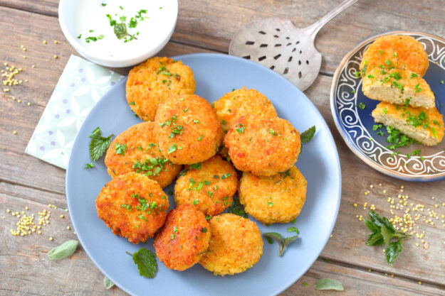 Hirse-Quark-Bratlinge mit Dip: AdobeStock_262465556 Serviervorschlag: Hirse-Quark-Bratlinge mit Dip