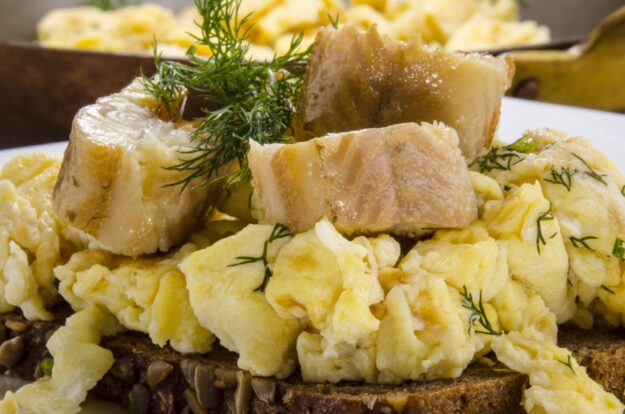 Räucheraal mit Rührei auf Vollkornbrot