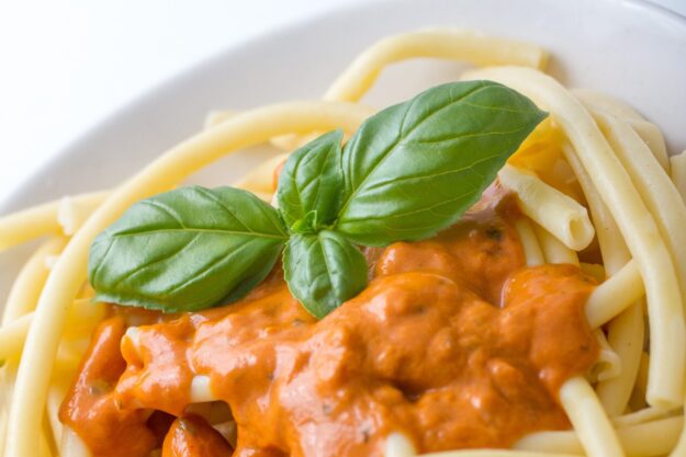 macaronie with tomato sauce Nudeln mit Paprika-Sahnesauce