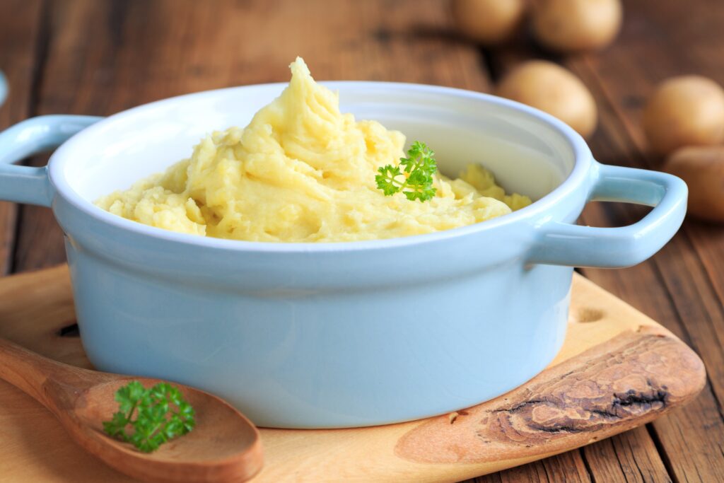 Serviervorschlag: Kartoffel-Selleriestampf mit Gurkensalat