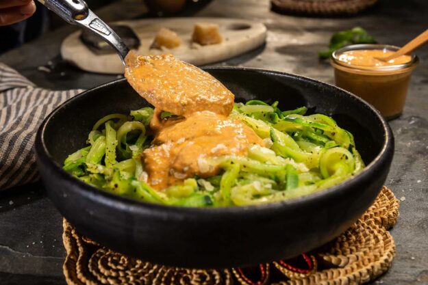 zucchini-nudeln_mit_tomatenpesto_2 Zucchininudeln mit Tomatenpesto, Noodels, vegetarische Nudeln, Gemüsenudeln
