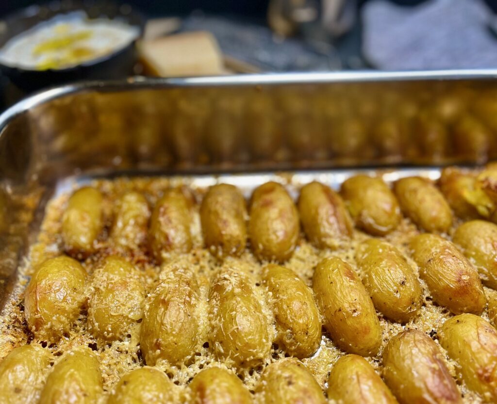 knusprige Kartoffeln mit Parmesan aus dem Ofen