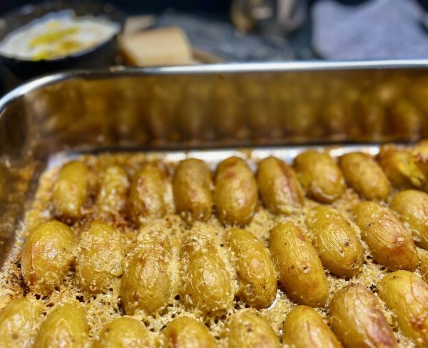 Parmesankartoffeln aus dem Ofen knusprige Kartoffeln mit Parmesan aus dem Ofen