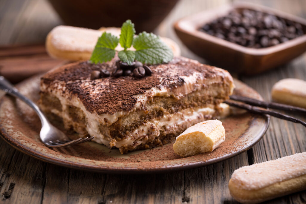 Tiramisu mit Löffelbiskuits, Eierlikör und Kaffebohnen