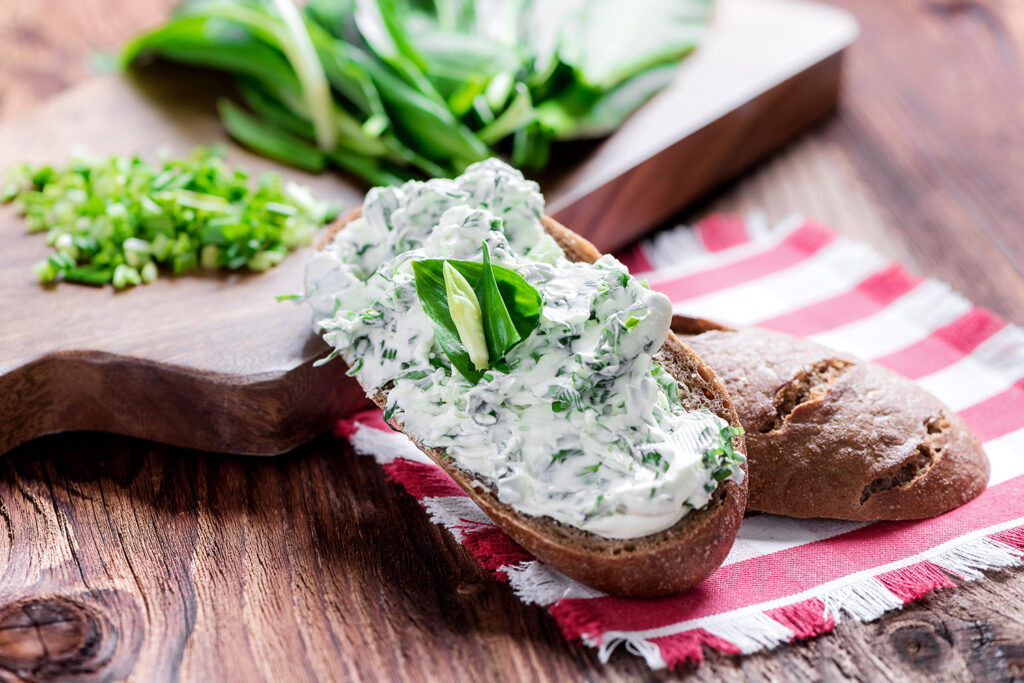 Brot mit Frischkäse-Dip mit Bärlauch