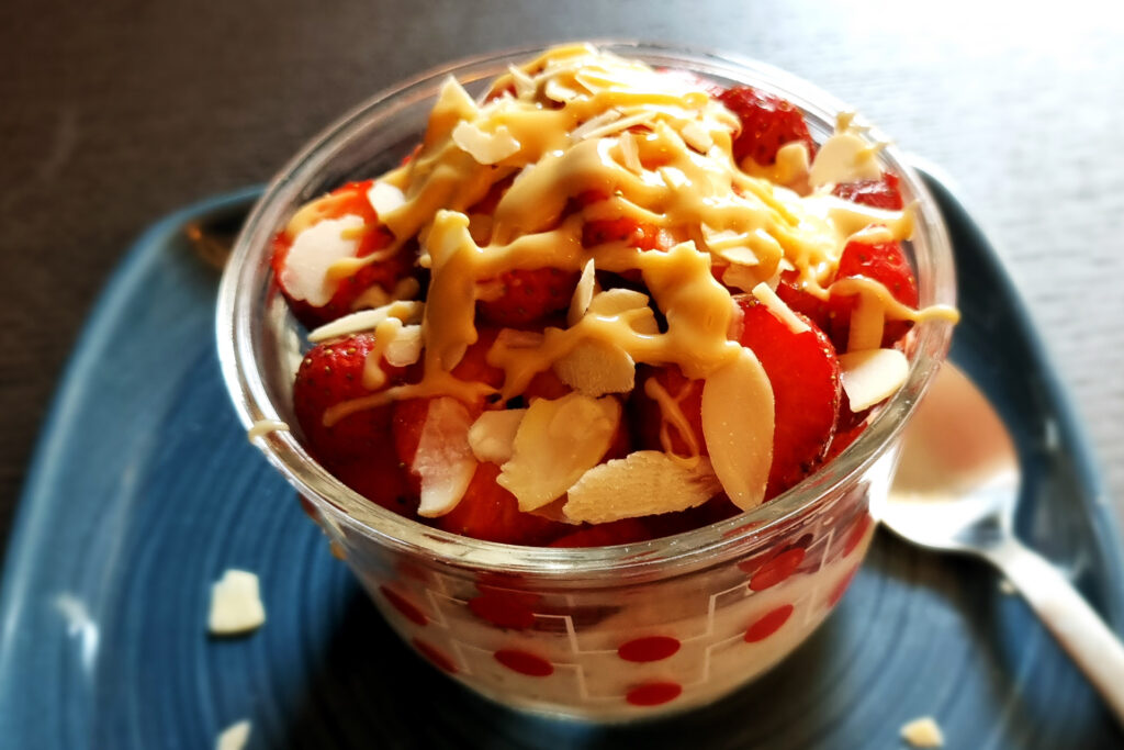 Frühstücks-Rezept Erdbeer-Proats mit Buttermilch, Quark, haferflocken, Mandelmus