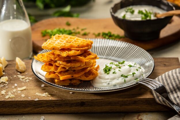 Herzhafte Waffeln Waffeln mit Schinkenwürfel und Käse