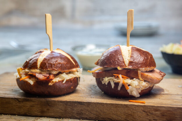 Laugenbrötchen-Burger mit Fleischkäse
