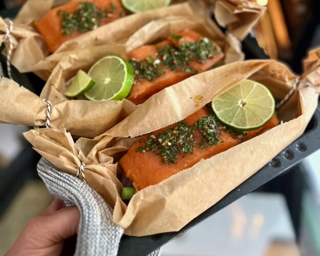 Lachs-Päckchen aus dem Ofen mit Saisongemüse Lachs-Päckchen aus dem Ofen mit Saisongemüse