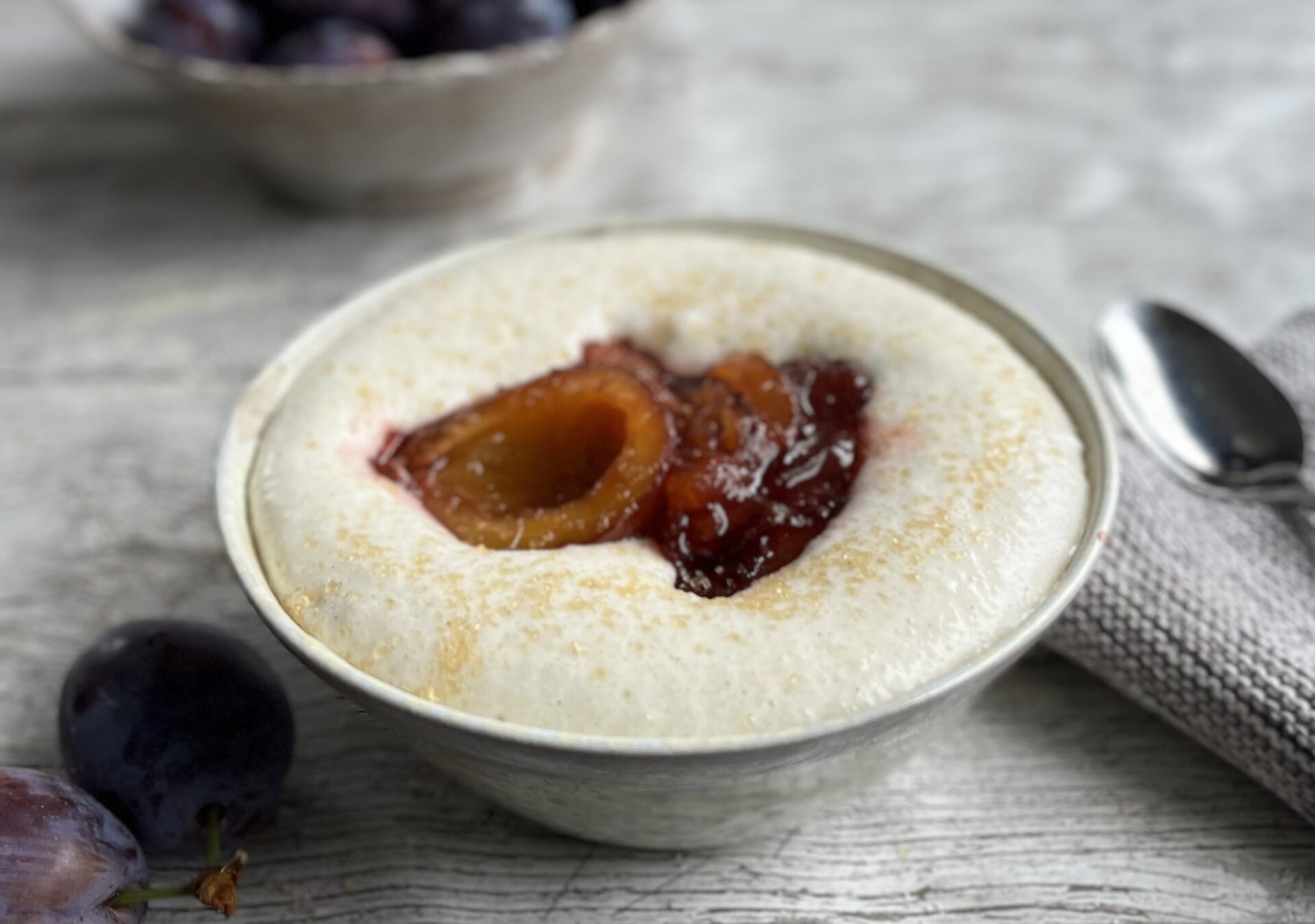 Grießbrei mit Pflaumenkompott - Landgemachtes