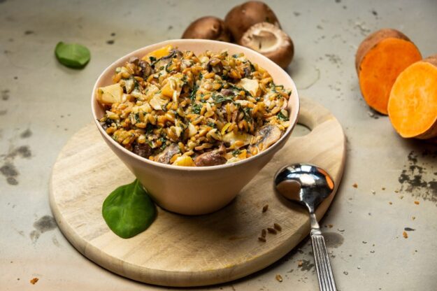 Geschmorter Grünkern mit Champignons