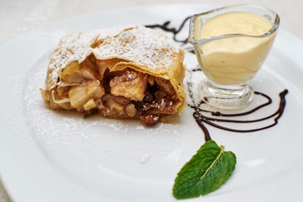 Herbstlicher Birnenstrudel mit Rosinen und Walnüssen Herbstlicher Birnenstrudel mit Rosinen und Walnüssen
