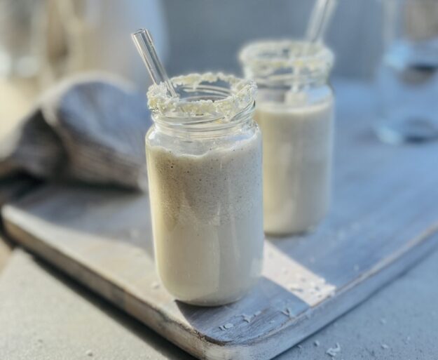 Kokos-Bananen-Milchshake quer Kokos-Bananen-Milchshake