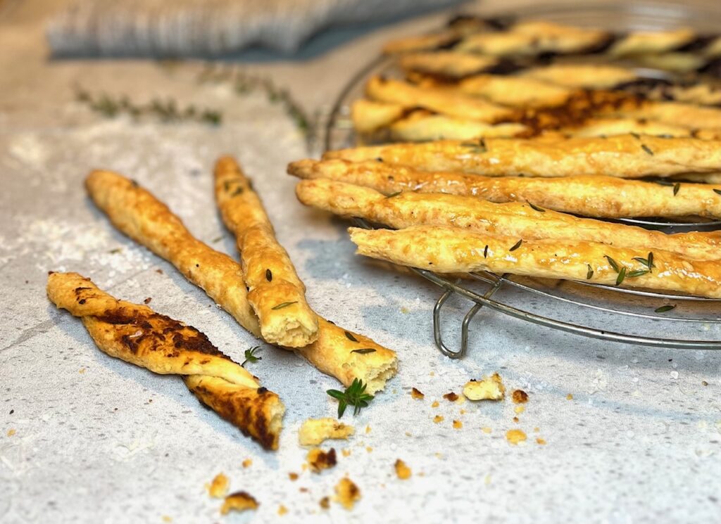 Käsestangen, herzhaftes Gebäck, herzhaftes Partygebäck, herzhafte Snacks, herzhafte Partysnacks