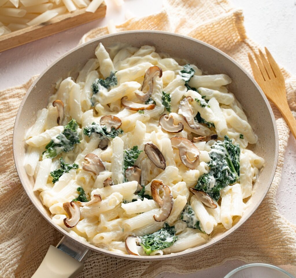 Penne mit Champignons und Spinat