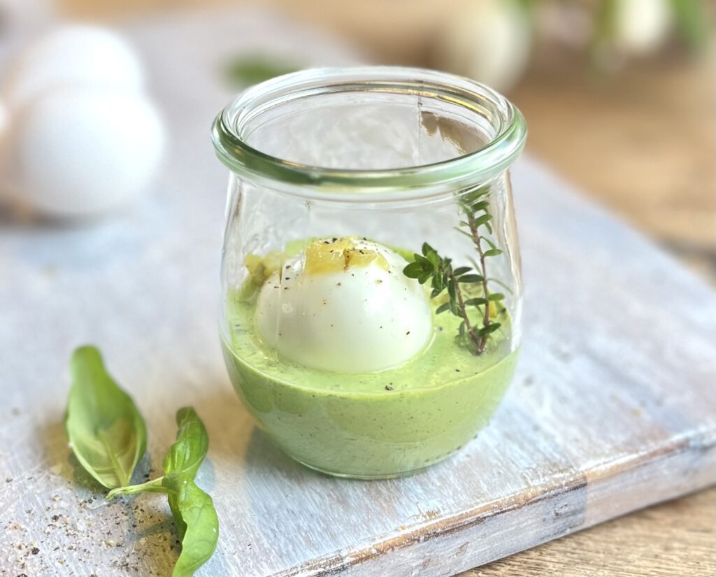 Knusprige Eier mit grüner Kräutersauce - Landgemachtes