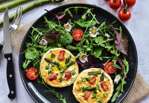 Kleine Quiches mit Spargel und Tomaten Mini-Spargelquiches