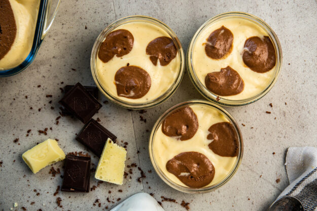 Mousse au Chocolat mit Kuhflecken Mousse au Chocolate hell und dunkel