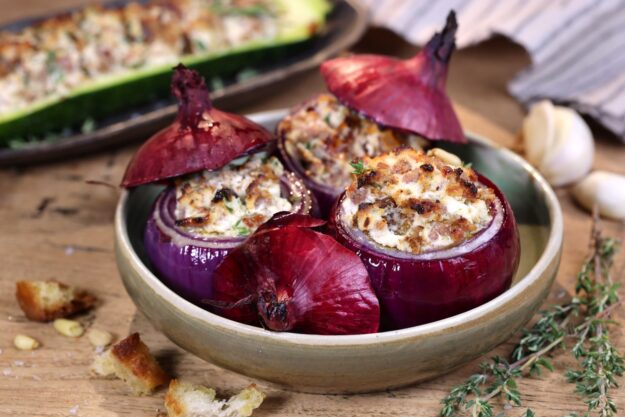 Rote Zwiebel mit Salcicchia-Füllung quer