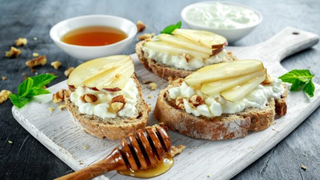 Crostini mit Hüttenkäse und Birne Bruschetta mit Hüttenkäse und Birne