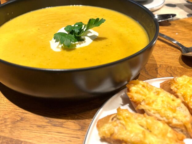 Gemuesecremesuppe_Kaesecrostinis Gemüsecremesuppe mit Schmand und Petersilie