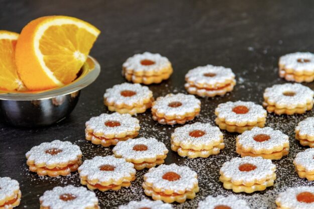 Nuss-Butter-Spitzbuben mit Orangenfüllung Spitzbuben mit Orangenfüllung