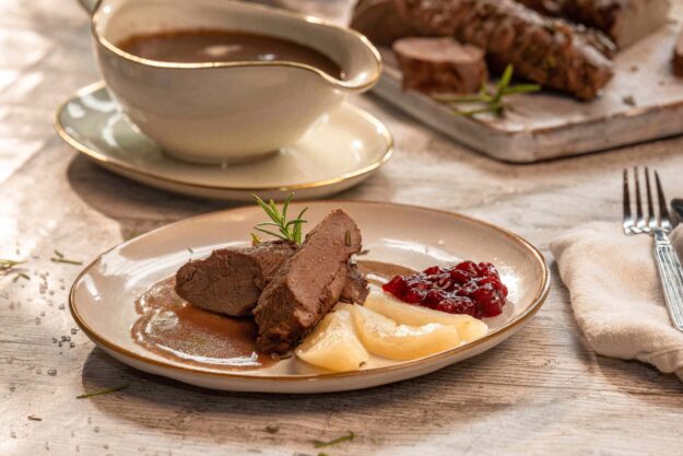 Rehrücken mit Rotwein-Sahnesauce