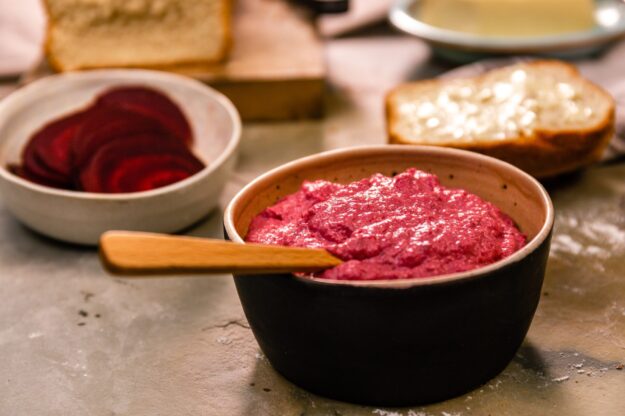 Rote-Beete-Dip mit Frischkäse Rote-Beete-Aufstrich mit Frischkäse