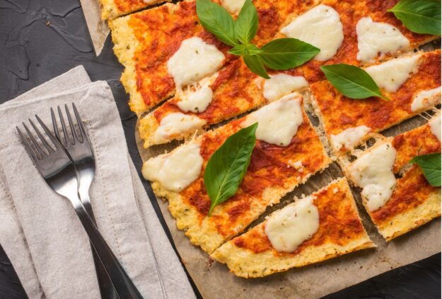 Schnelle Low-Carb-Pizza mit Skyr Schnelle Low-Carb-Pizza mit Skyr