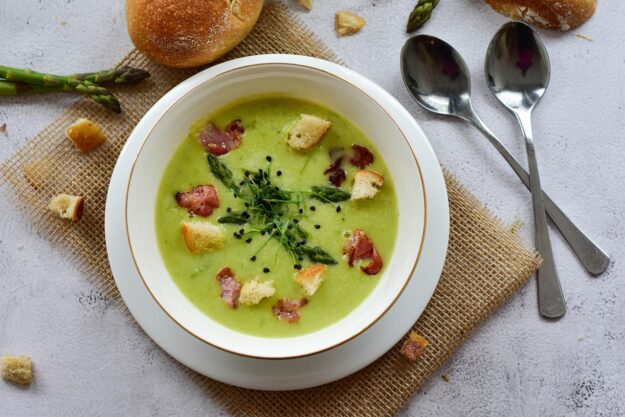 Grüne Spargelcremesuppe mit Sahne Spargel-Kartoffel-Suppe mit Sahne