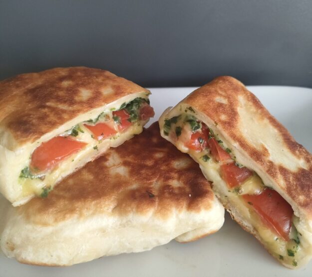 Pfannenbrot mit Spinat-Tomaten-Füllung