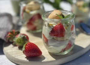 Erdbeerdessert mit Pistazien-Sahne-Creme