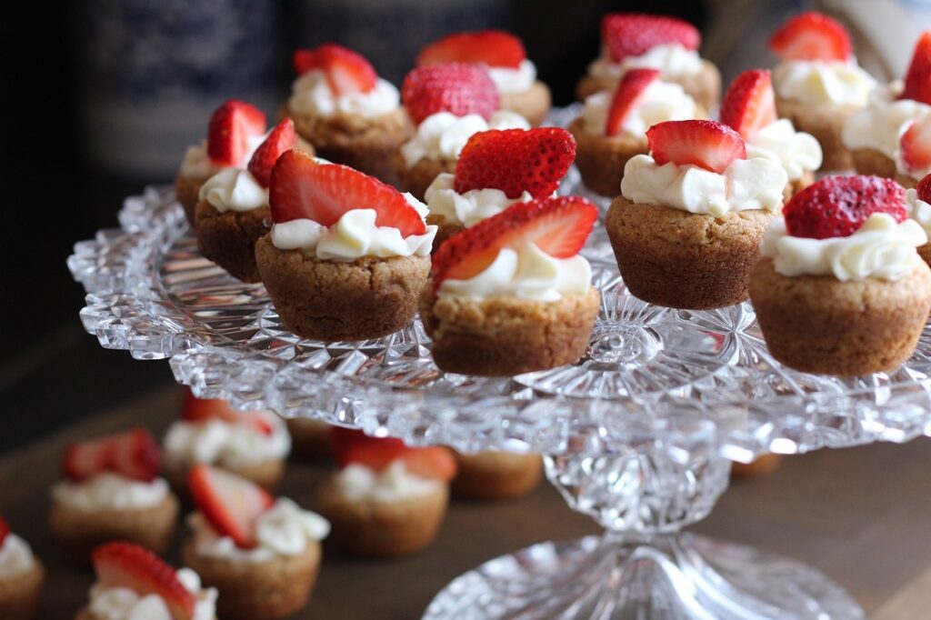 Mini-Erdbeer-Törtchen mit Vanille-Mascarpone Mini-Erdbeer-Törtchen mit Vanille-Mascarpone