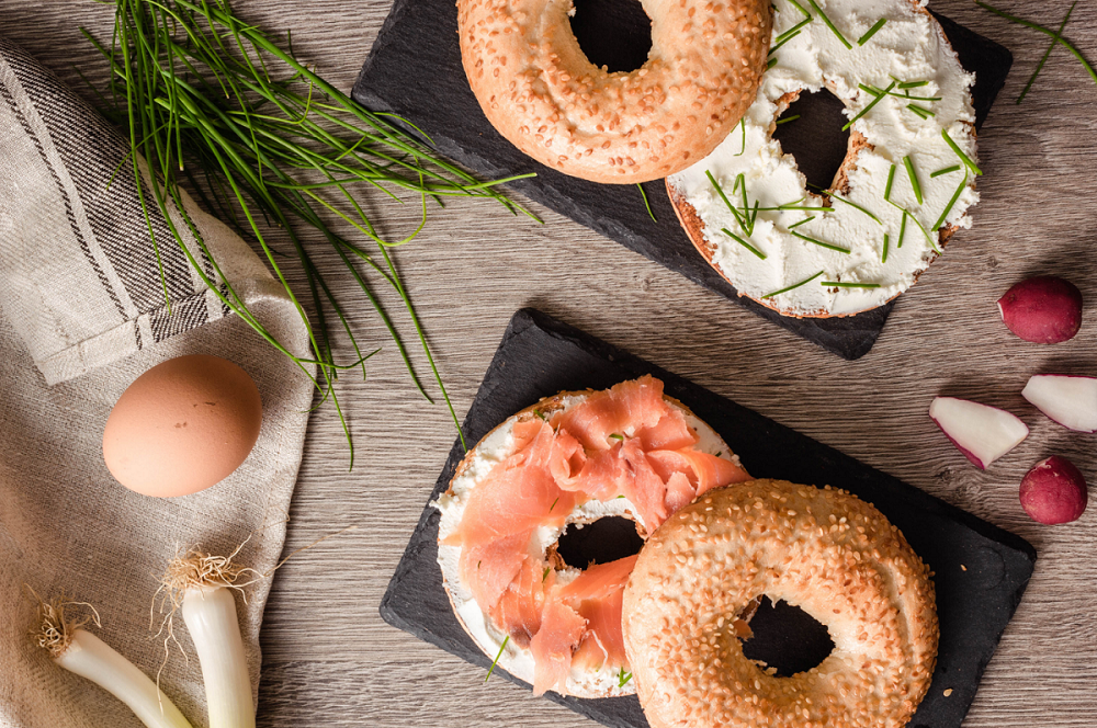 Selbstgemachte Frühlings-Bagels mit Zitronen-Ricotta Selbstgemachte Frühlings-Bagels mit Zitronen-Ricotta