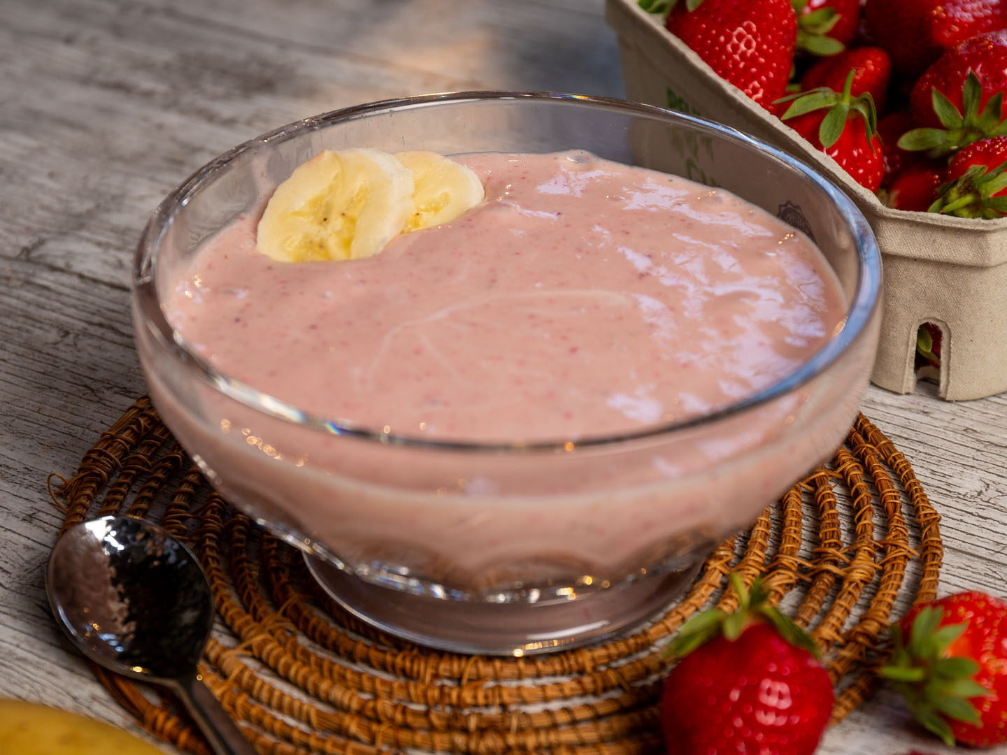 Bananen-Eiscreme mit Joghurt und Früchten