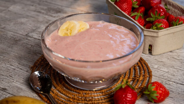 Bananen-Eiscreme mit Joghurt und Früchten Bananen-Eiscreme mit Joghurt und Früchten