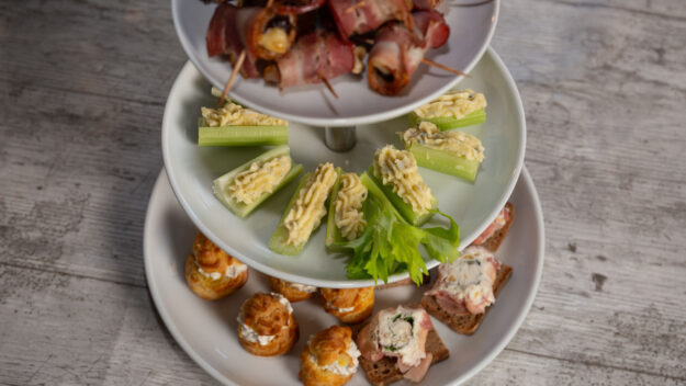 Finger-Food (4) Mini-Windbeutel mit Forellen-Creme fraiche