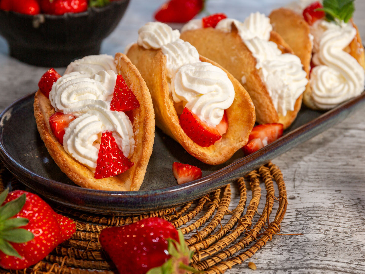 Monschauer Dütchen mit Sahne und Erdbeeren