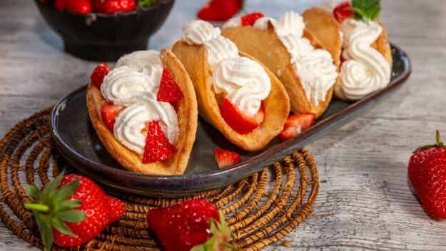 Monschauer Dütchen mit Sahne und Erdbeeren