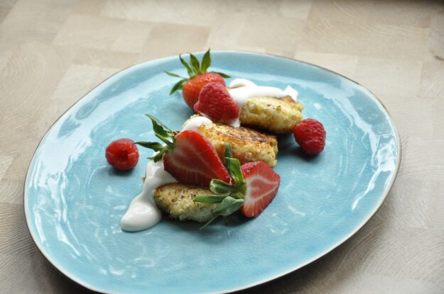 Gebratene Quarknocken mit Joghurt & Beeren